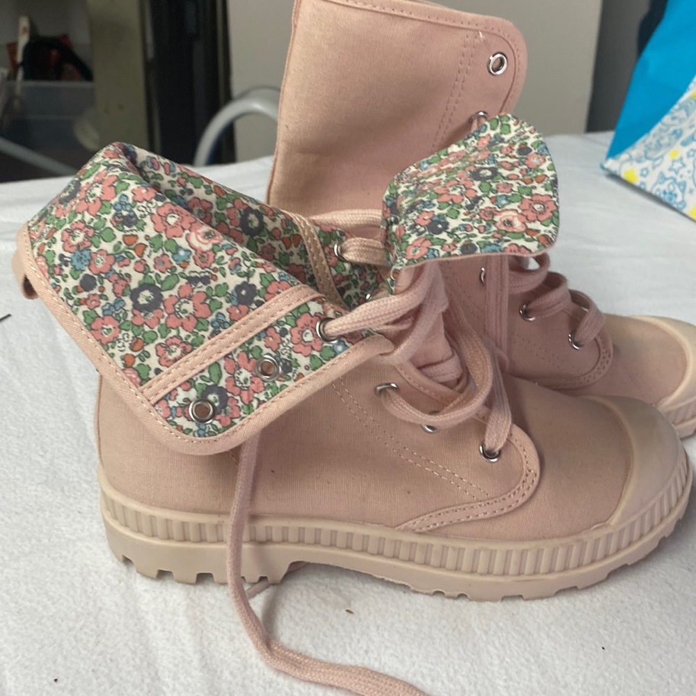 Girls pink shoes